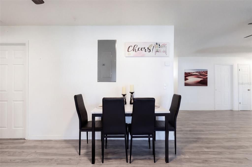 En Venta: $338,000 (4 camas, 2 baños, 1385 Pies cuadrados)