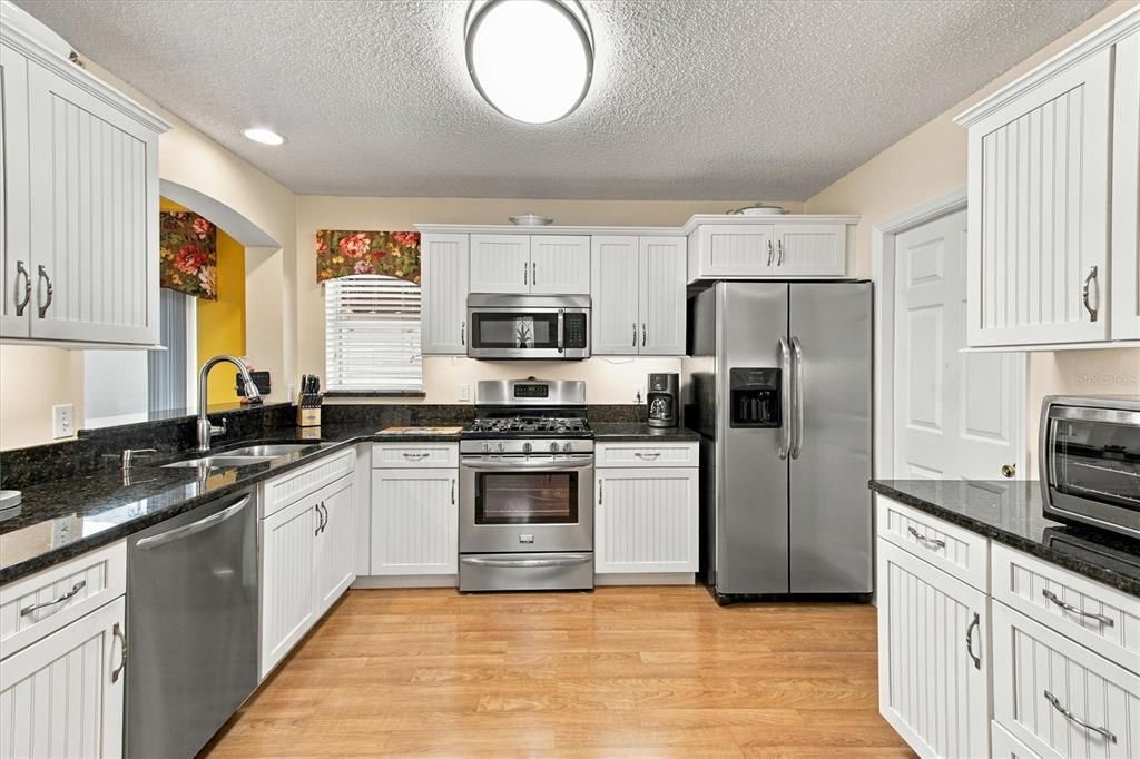 For Sale: $319,900 (2 beds, 2 baths, 1146 Square Feet)