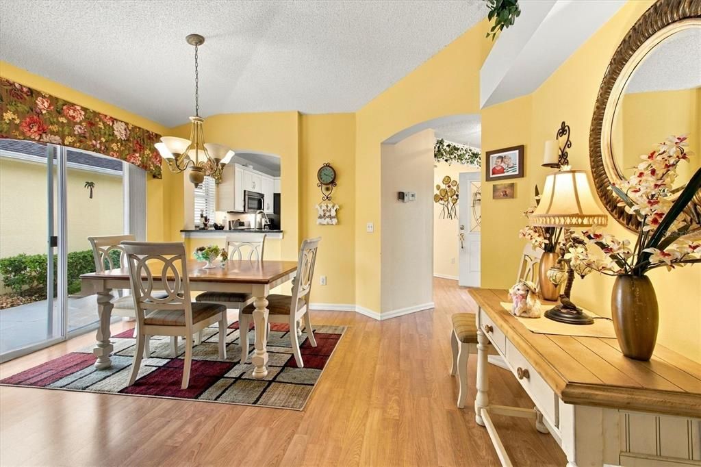 For Sale: $319,900 (2 beds, 2 baths, 1146 Square Feet)