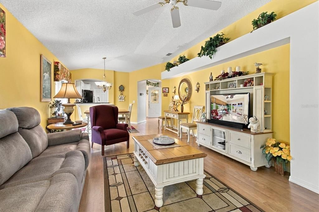 For Sale: $319,900 (2 beds, 2 baths, 1146 Square Feet)