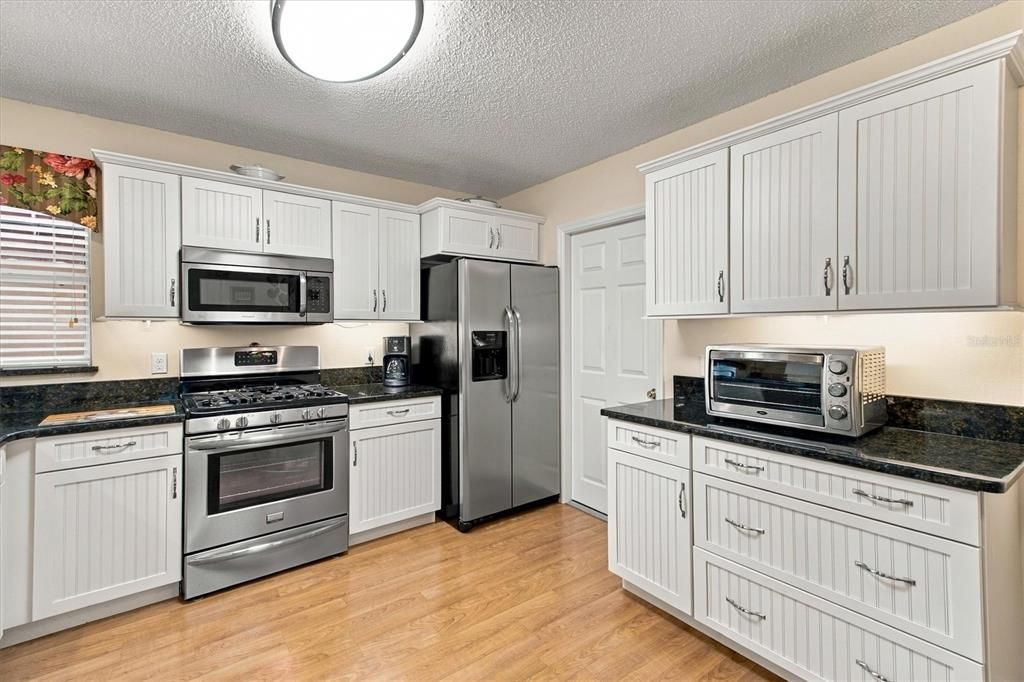 For Sale: $319,900 (2 beds, 2 baths, 1146 Square Feet)