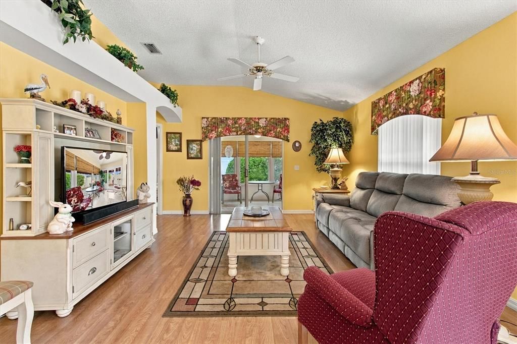 For Sale: $319,900 (2 beds, 2 baths, 1146 Square Feet)