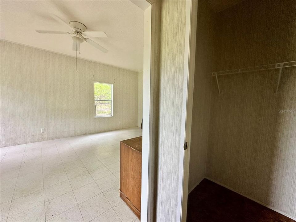 На продажу: $350,000 (4 спален, 2 ванн, 1716 Квадратных фут)
