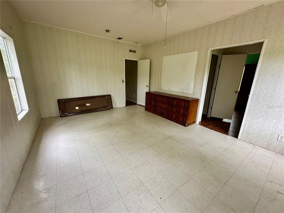На продажу: $350,000 (4 спален, 2 ванн, 1716 Квадратных фут)