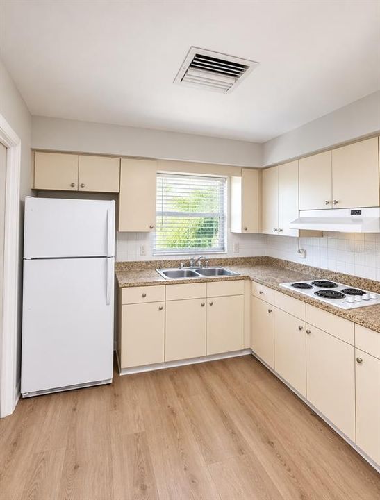 На продажу: $429,900 (3 спален, 2 ванн, 1287 Квадратных фут)
