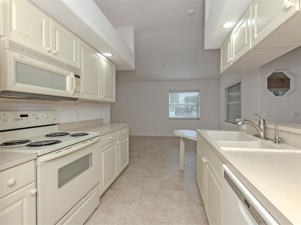 На продажу: $319,900 (3 спален, 2 ванн, 1636 Квадратных фут)