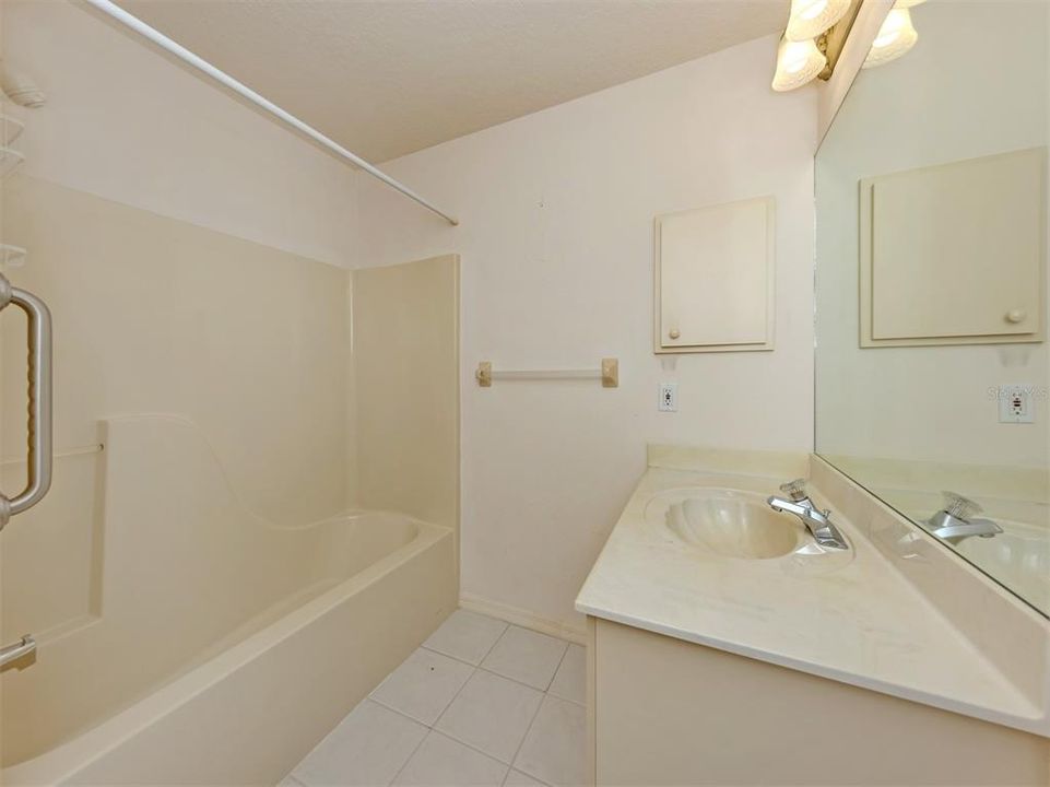 На продажу: $319,900 (3 спален, 2 ванн, 1636 Квадратных фут)