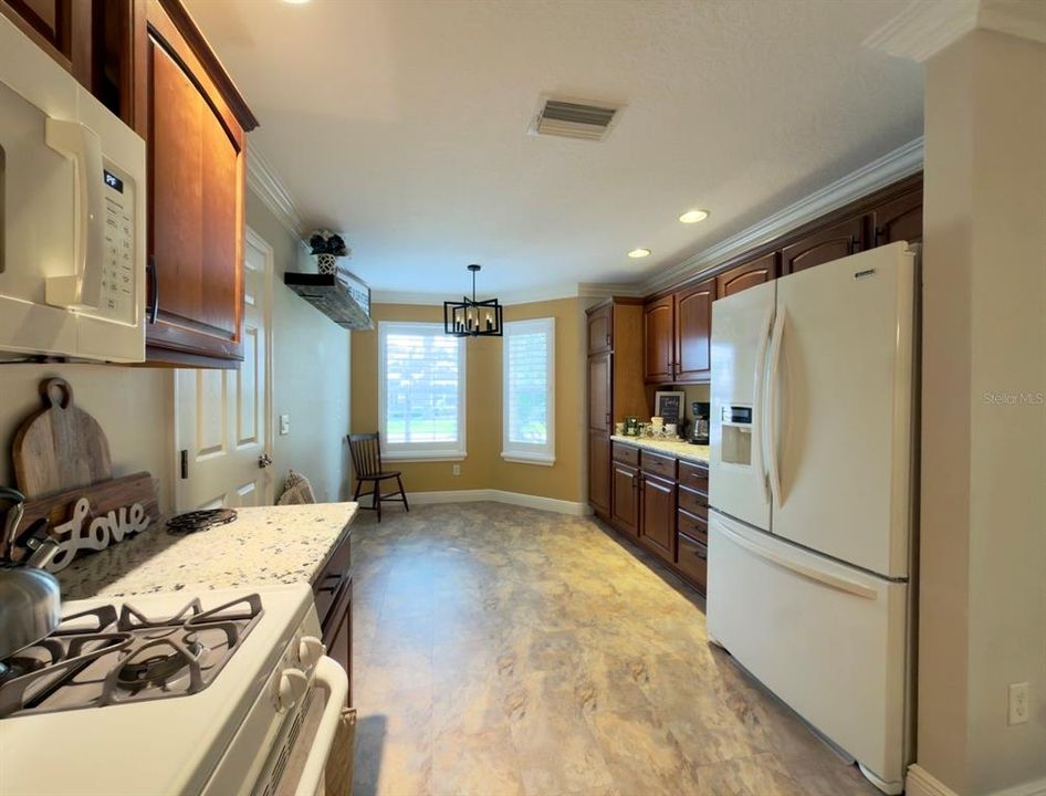 For Sale: $400,000 (3 beds, 2 baths, 1568 Square Feet)