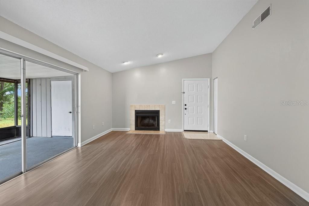 For Sale: $300,000 (3 beds, 2 baths, 1169 Square Feet)