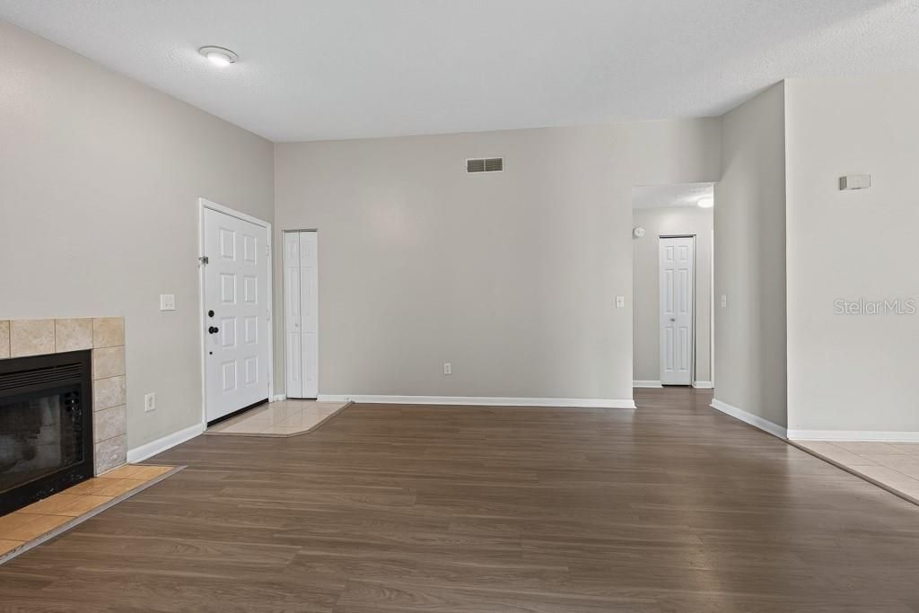 For Sale: $300,000 (3 beds, 2 baths, 1169 Square Feet)