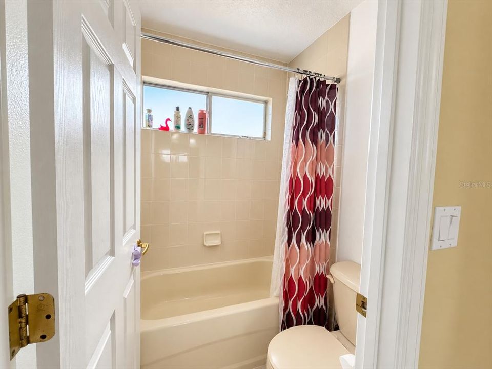 For Sale: $400,000 (5 beds, 4 baths, 2542 Square Feet)