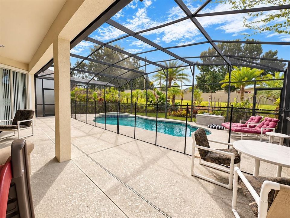 For Sale: $400,000 (5 beds, 4 baths, 2542 Square Feet)