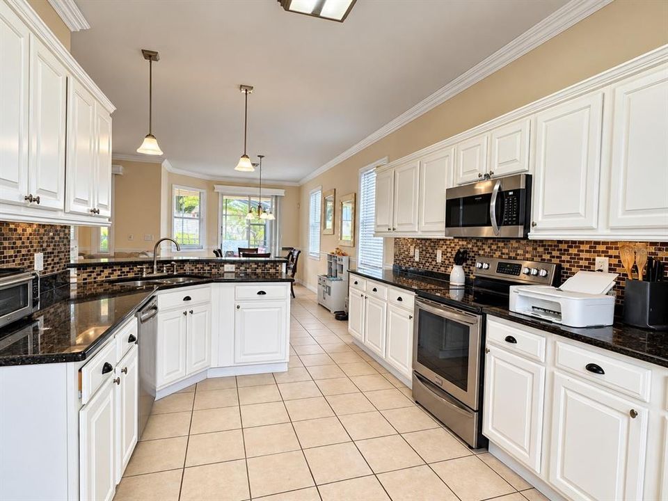 For Sale: $400,000 (5 beds, 4 baths, 2542 Square Feet)