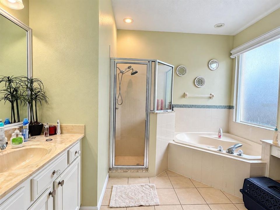 For Sale: $400,000 (5 beds, 4 baths, 2542 Square Feet)