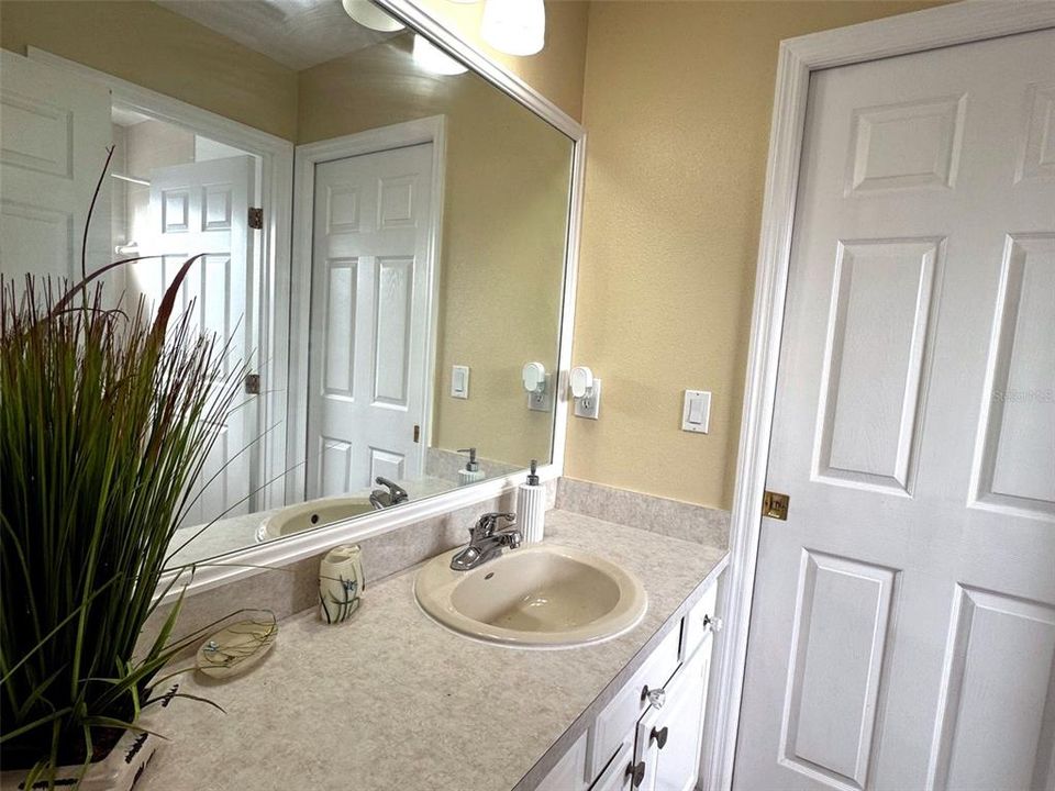 For Sale: $400,000 (5 beds, 4 baths, 2542 Square Feet)