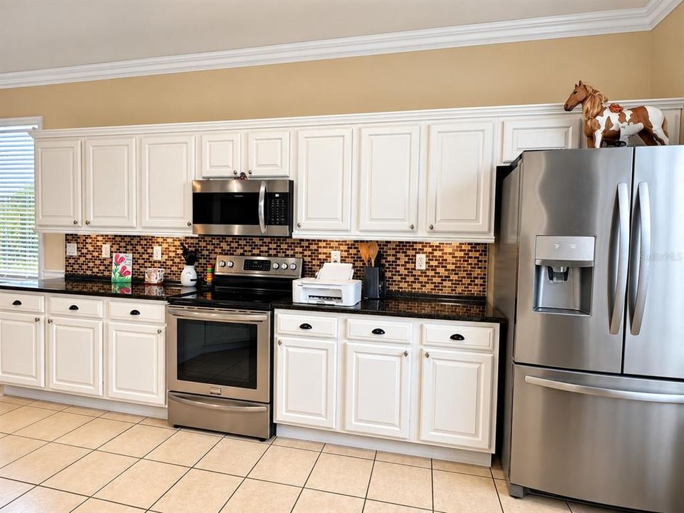 For Sale: $400,000 (5 beds, 4 baths, 2542 Square Feet)