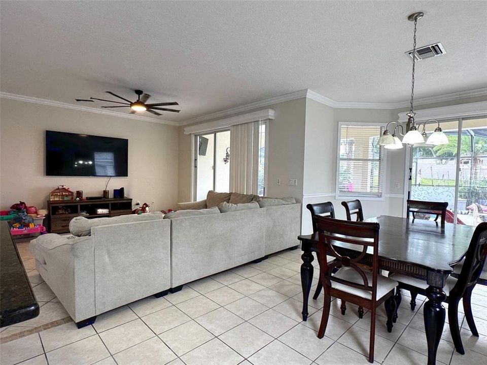 For Sale: $400,000 (5 beds, 4 baths, 2542 Square Feet)