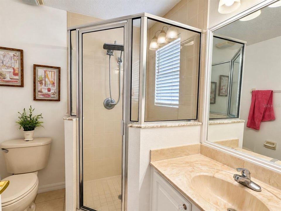 For Sale: $400,000 (5 beds, 4 baths, 2542 Square Feet)