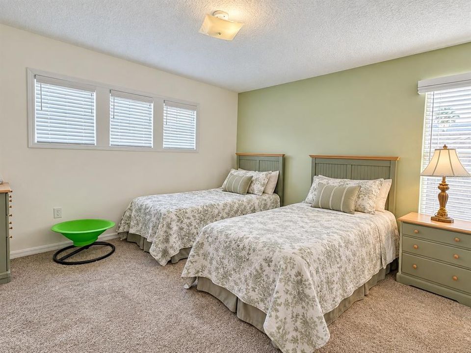 For Sale: $400,000 (5 beds, 4 baths, 2542 Square Feet)