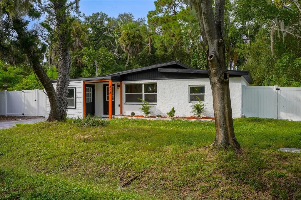 En Venta: $349,999 (4 camas, 2 baños, 1978 Pies cuadrados)
