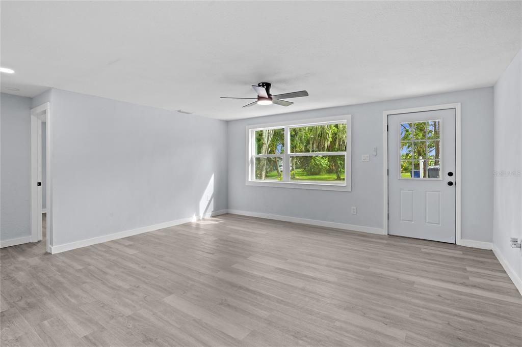 En Venta: $349,999 (4 camas, 2 baños, 1978 Pies cuadrados)