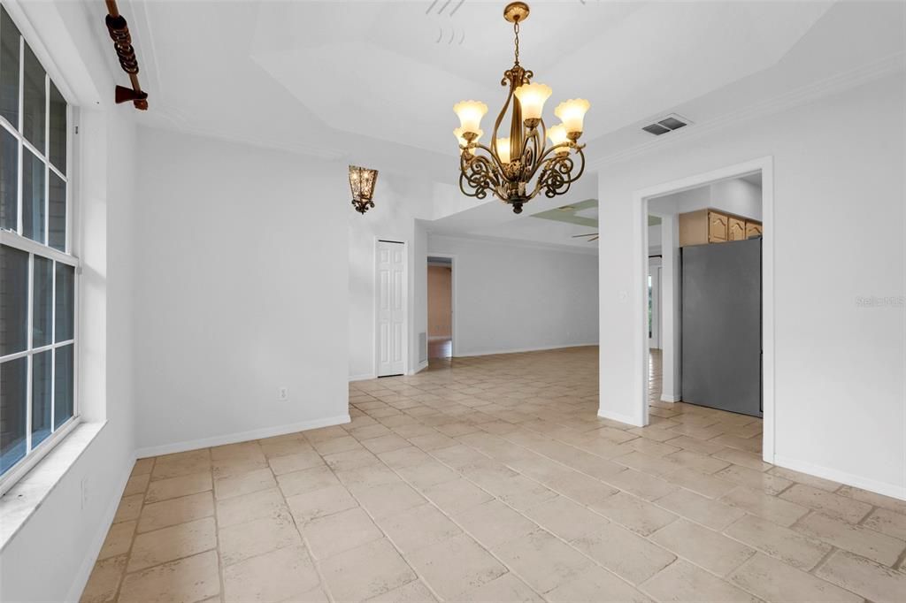Под контрактом: $419,990 (3 спален, 2 ванн, 2082 Квадратных фут)
