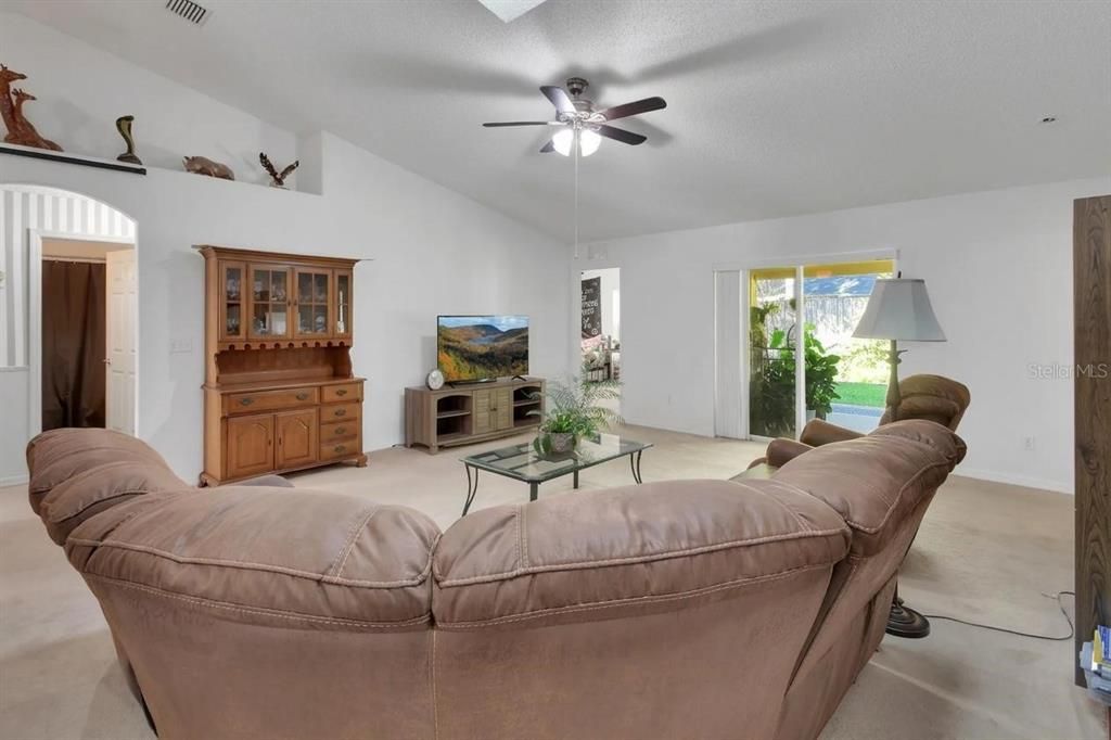 En Venta: $309,900 (4 camas, 2 baños, 1858 Pies cuadrados)