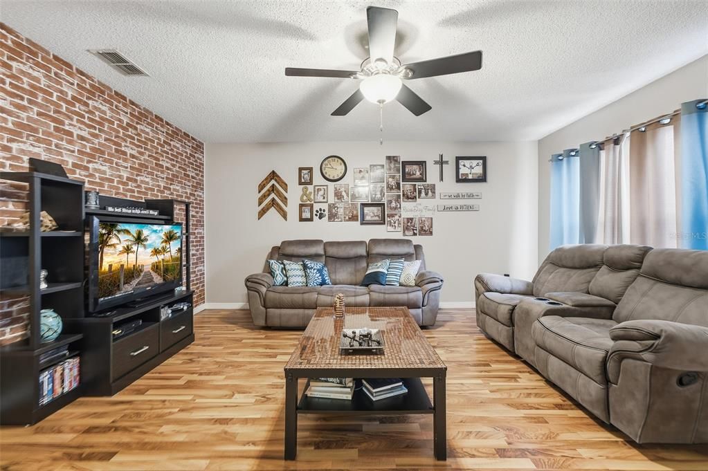 For Sale: $285,000 (3 beds, 2 baths, 1450 Square Feet)