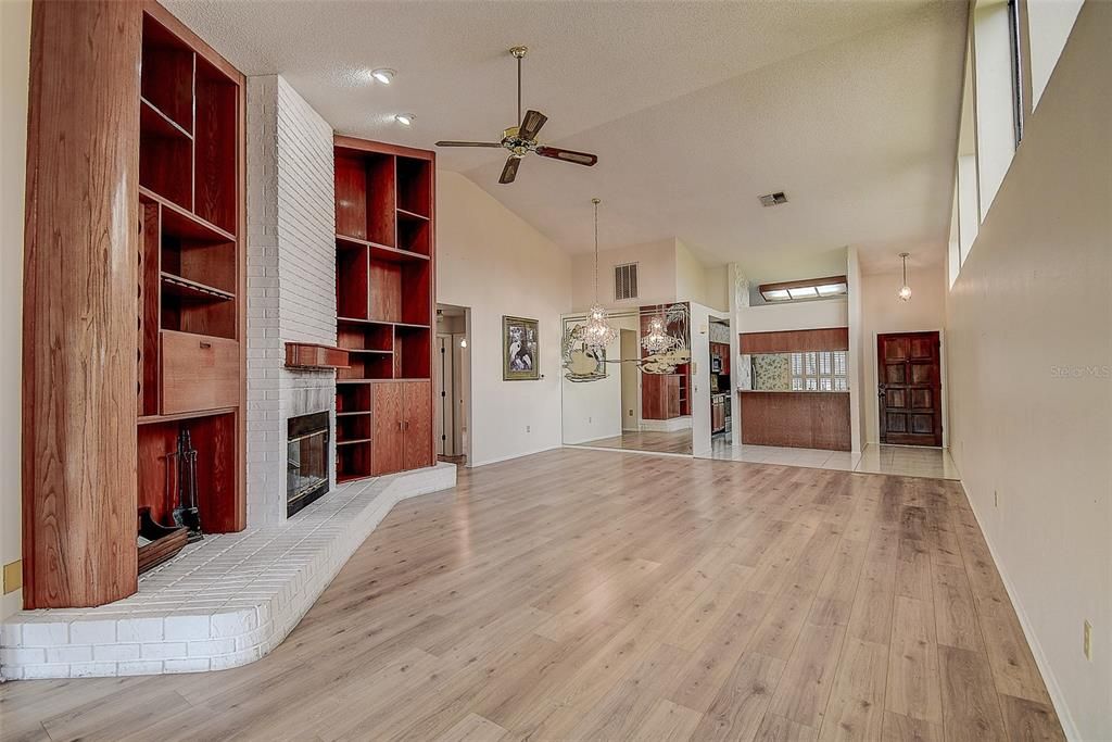 For Sale: $450,000 (2 beds, 2 baths, 1631 Square Feet)