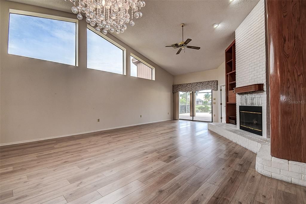 For Sale: $450,000 (2 beds, 2 baths, 1631 Square Feet)