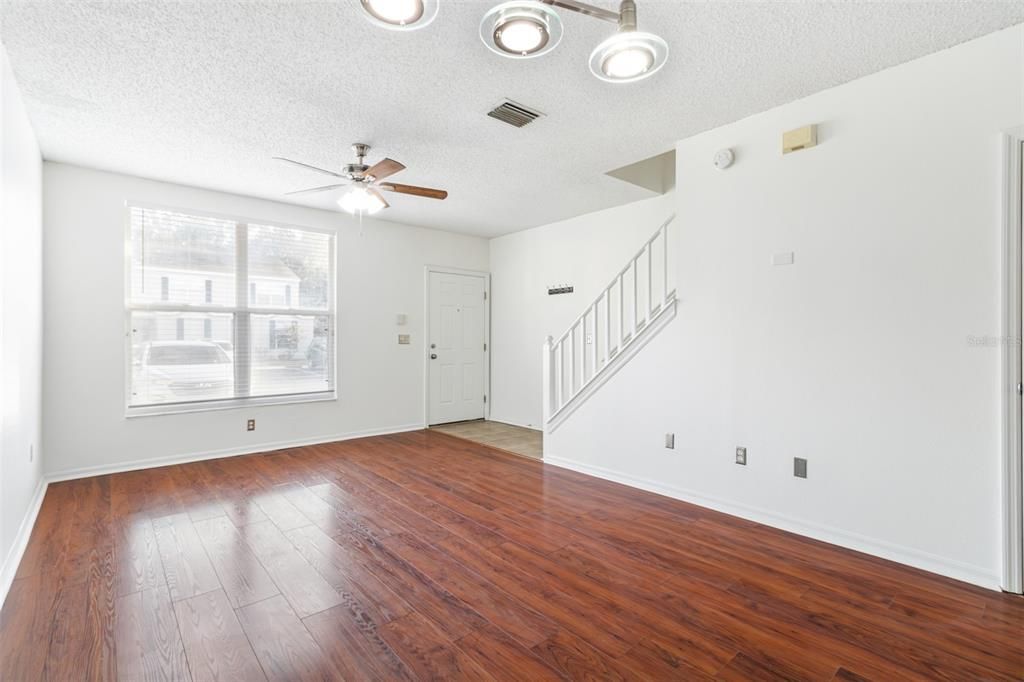 На продажу: $199,995 (2 спален, 2 ванн, 1360 Квадратных фут)