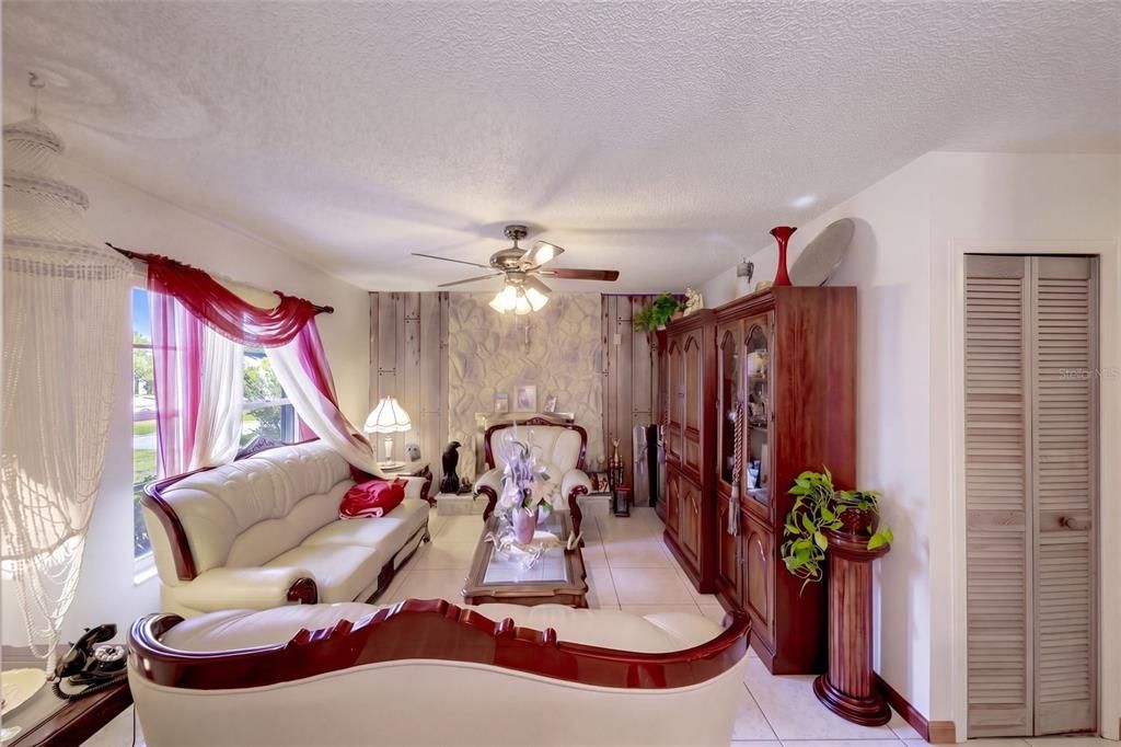 En Venta: $375,000 (3 camas, 2 baños, 1563 Pies cuadrados)