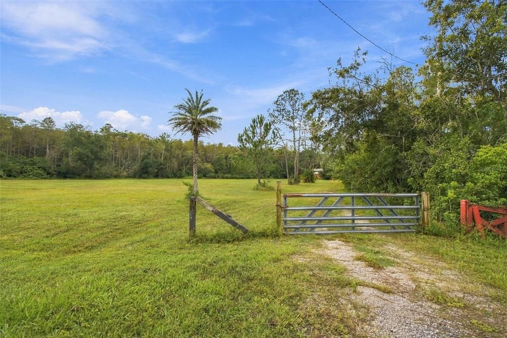 На продажу: $4,875,000 (6.60 acres)