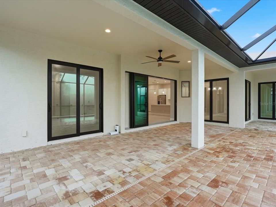 Activo con contrato: $599,000 (4 camas, 3 baños, 2152 Pies cuadrados)