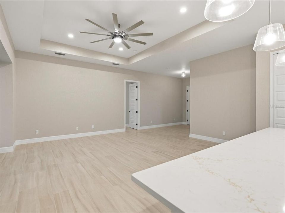 Activo con contrato: $599,000 (4 camas, 3 baños, 2152 Pies cuadrados)