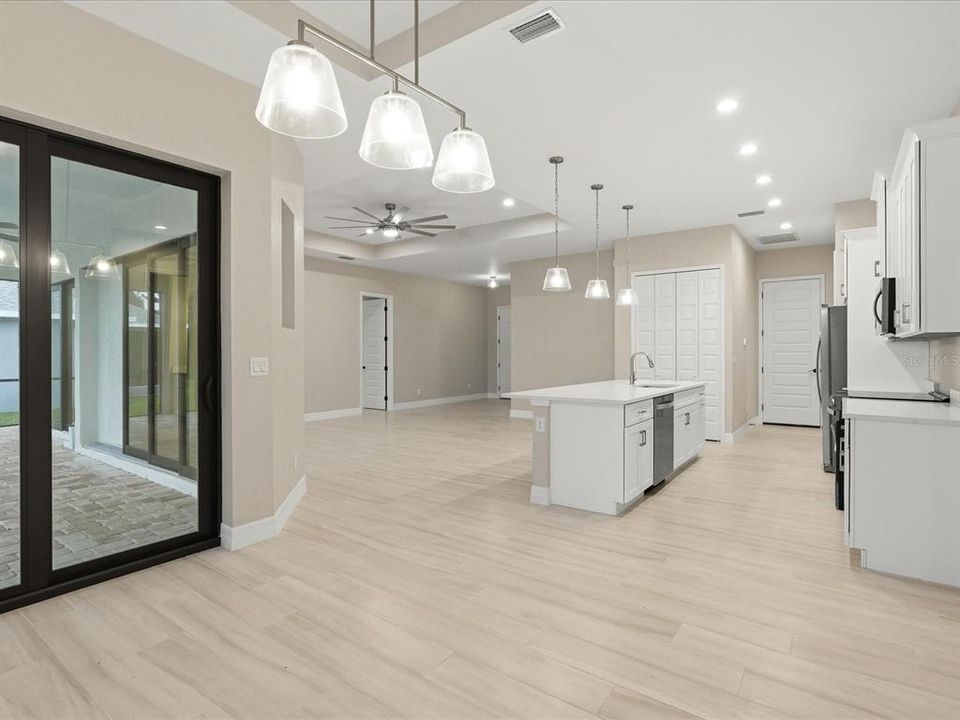 Activo con contrato: $599,000 (4 camas, 3 baños, 2152 Pies cuadrados)