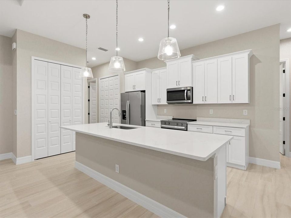 Activo con contrato: $599,000 (4 camas, 3 baños, 2152 Pies cuadrados)