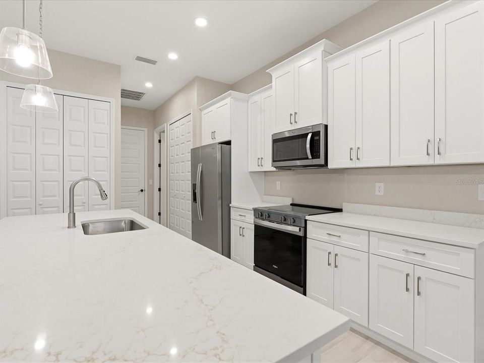 Activo con contrato: $599,000 (4 camas, 3 baños, 2152 Pies cuadrados)