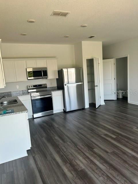 For Sale: $348,500 (3 beds, 2 baths, 1421 Square Feet)