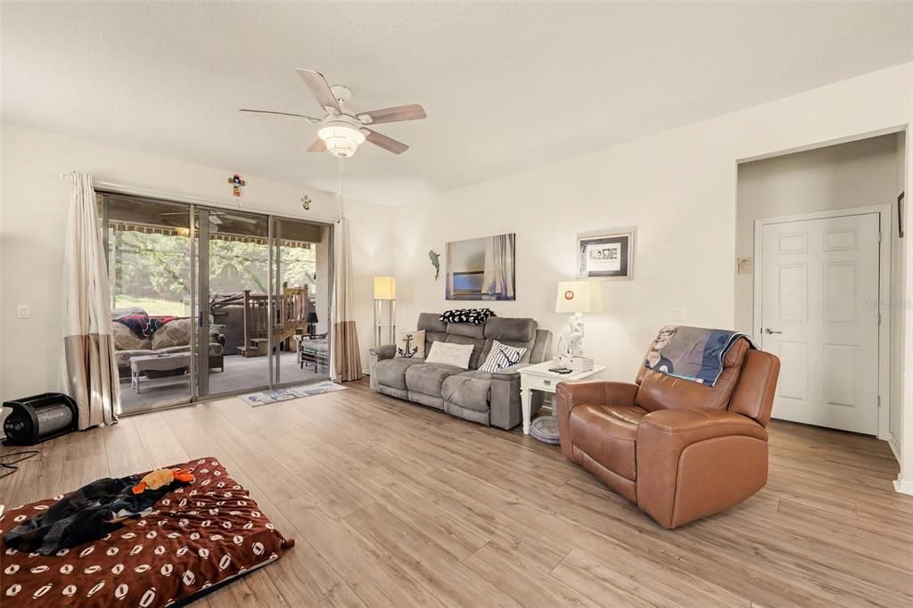 En Venta: $370,000 (3 camas, 2 baños, 2056 Pies cuadrados)