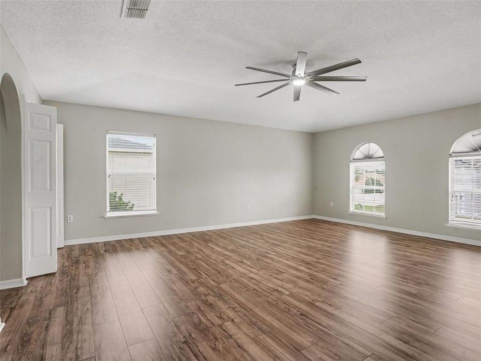 En Venta: $369,900 (4 camas, 2 baños, 3020 Pies cuadrados)