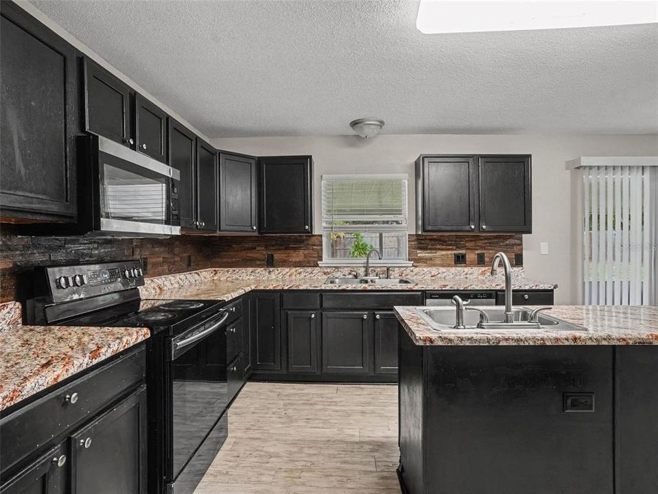 En Venta: $369,900 (4 camas, 2 baños, 3020 Pies cuadrados)