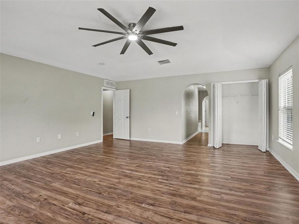 En Venta: $369,900 (4 camas, 2 baños, 3020 Pies cuadrados)