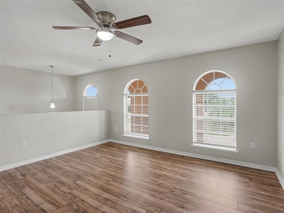 En Venta: $369,900 (4 camas, 2 baños, 3020 Pies cuadrados)