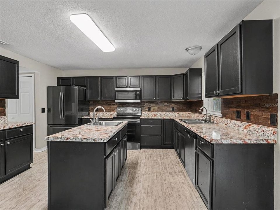 En Venta: $369,900 (4 camas, 2 baños, 3020 Pies cuadrados)