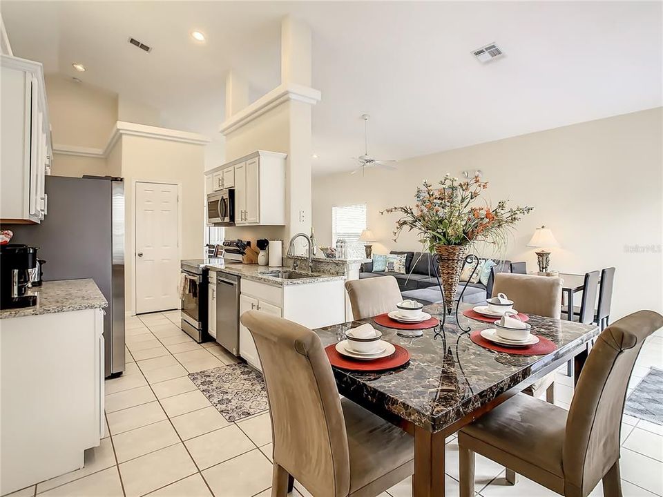 En Venta: $369,900 (4 camas, 2 baños, 1591 Pies cuadrados)