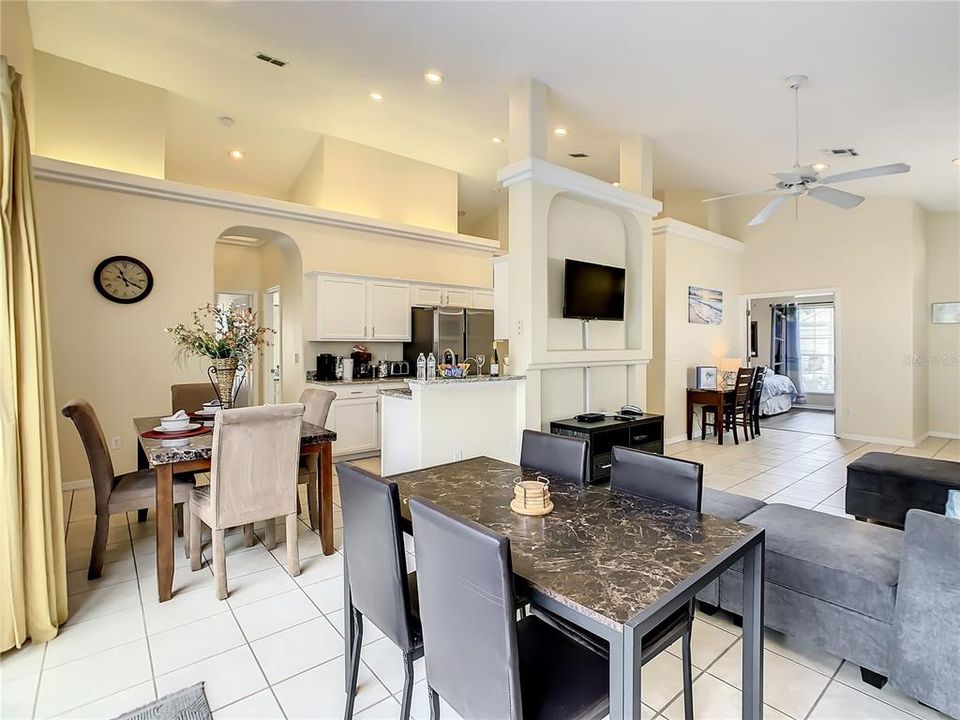 En Venta: $369,900 (4 camas, 2 baños, 1591 Pies cuadrados)
