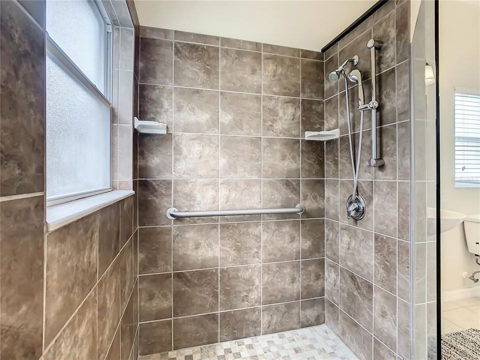 En Venta: $369,900 (4 camas, 2 baños, 1591 Pies cuadrados)