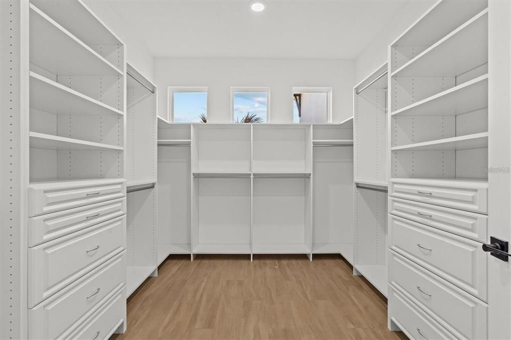 En Venta: $799,900 (4 camas, 3 baños, 2824 Pies cuadrados)