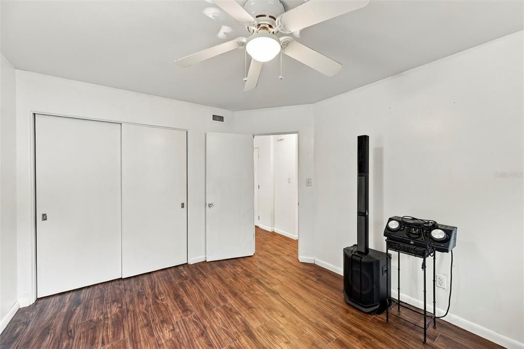 For Sale: $259,900 (2 beds, 1 baths, 1119 Square Feet)